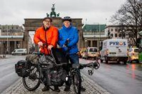 Trotz Hirntumor und Erblindung: mit dem Hase Bikes Pino-Tandem von Berlin nach Tokio Bild: Trotz Hirntumor und Erblindung: mit dem Hase Bikes Pino-Tandem von Berlin nach Tokio