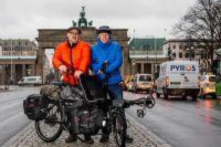 Bild: Trotz Hirntumor und Erblindung: mit dem Hase Bikes Pino-Tandem von Berlin nach Tokio