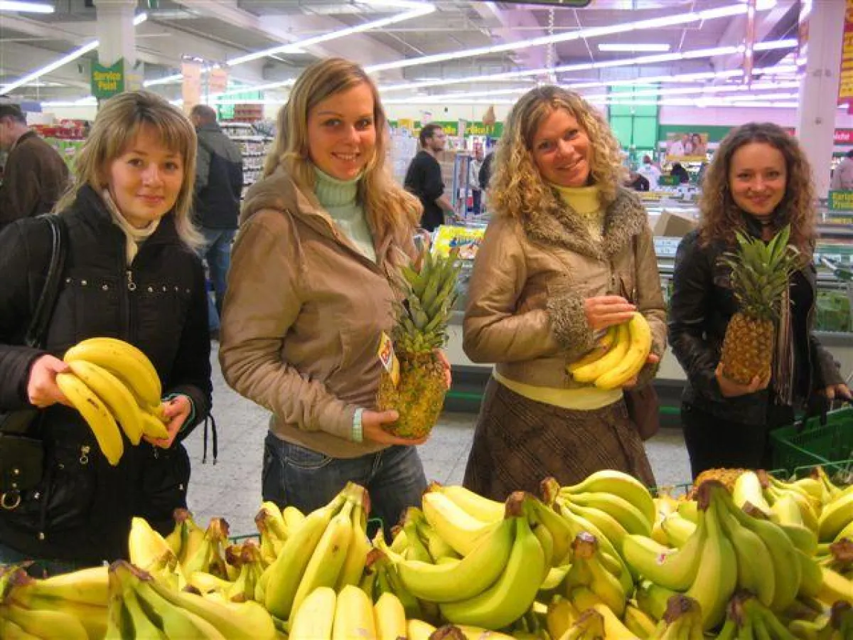 Olena Grebenjuk, Halina Denysjuk, Irina Servatovych und Larysa Treshchuk (von links nach rechts) praktizieren gesunde  Ernährung
