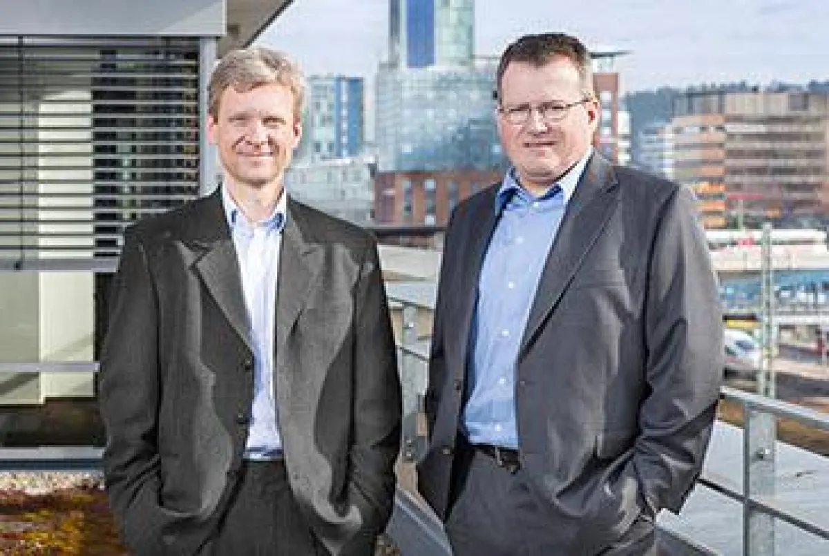 Über den Dächern von Freiburg: Die Inxmail-Geschäftsführer Martin Bucher (li) und Peter Ziras (re)