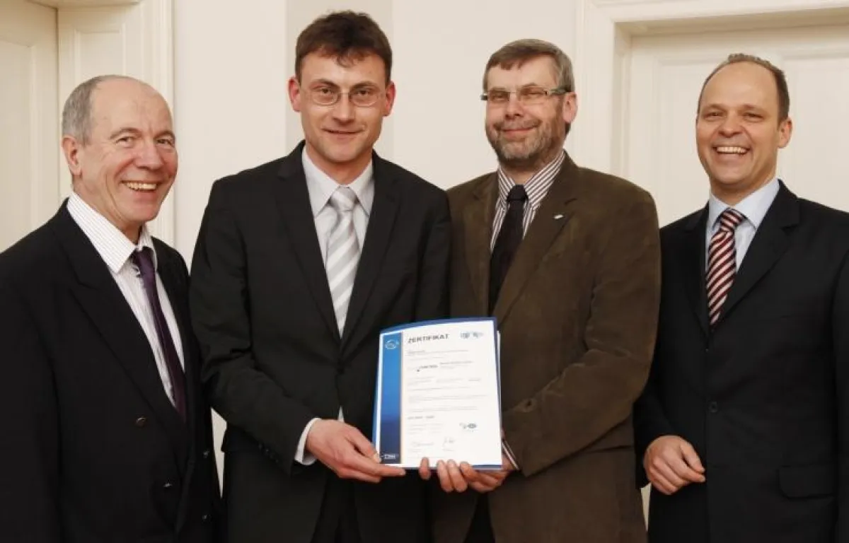 Ausgezeichnete Qualität - NordCONTROL-Geschäftsführer Dr. Dirk Pramann (r.) und QMS-Beauftragter Karsten Hering (2. v. li.) freuen sich über das DIN-ISO 9001-Zertifikat, das durch Zertifizierungscoach