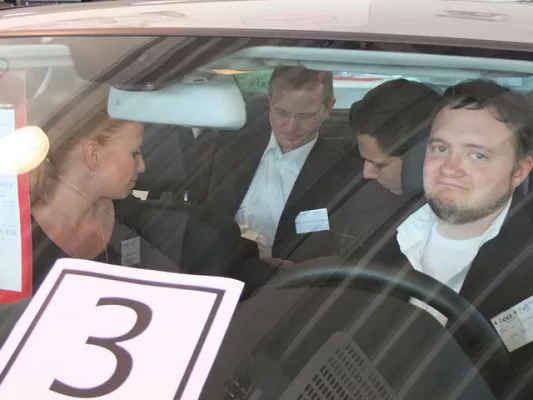 Bild: Zwei-Minuten-Vorlesung im Mercedes - Professoren treffen Unternehmer in schnellen Autos