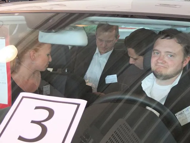 Bild: Zwei-Minuten-Vorlesung im Mercedes - Professoren treffen Unternehmer in schnellen Autos