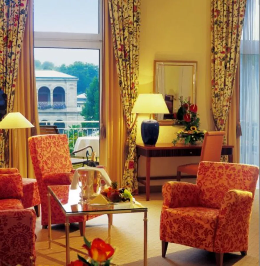 Die Praxis für Plastische und Ästhetische Chirurgie und das Steigenberger Hotel Bad Kissingen liegen unter einem Dach.