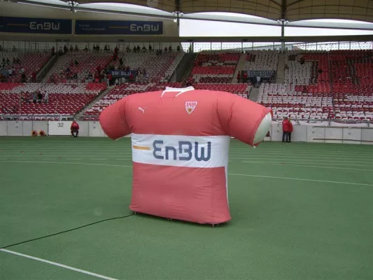 Bild: Die EVOLUTION  GmbH entwickelt neuartigen, aufblasbaren Pop-Up Werbeträger für Fußballstadien und Sportarenen.