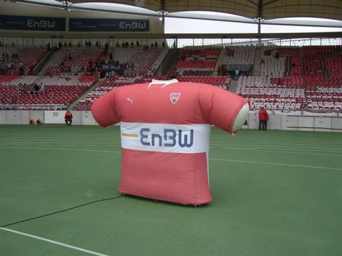 Bild: Die EVOLUTION  GmbH entwickelt neuartigen, aufblasbaren Pop-Up Werbeträger für Fußballstadien und Sportarenen.