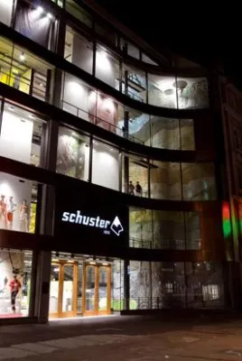 Mit einem Spezialausrüster im Münchner Sporthaus Schuster auf Schaufenster-Expedition Bild: Mit einem Spezialausrüster im Münchner Sporthaus Schuster auf Schaufenster-Expedition