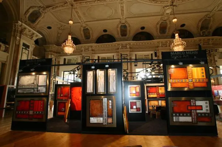 Bild: Moderne Kunst in kaiserlicher Umgebung