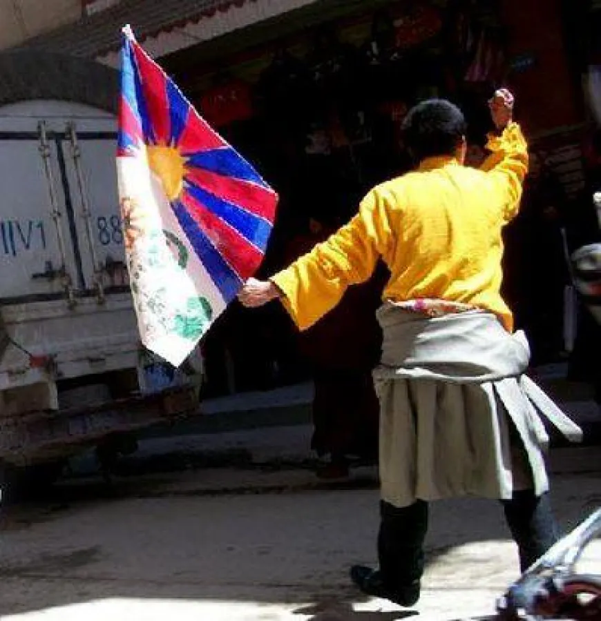 Archivbild eines mit tibetischer Flagge demonstrierenden Tibeters