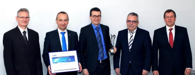 Rohde & Schwarz-Werk Teisnach mit Lieferantenpreis von Tesat-Spacecom ausgezeichnet Bild: Rohde & Schwarz-Werk Teisnach mit Lieferantenpreis von Tesat-Spacecom ausgezeichnet