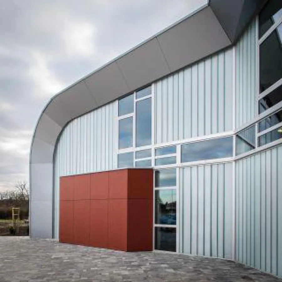 Die TWD bietet Wärmedämmung und optimalen Blendschutz für die Schwimmer