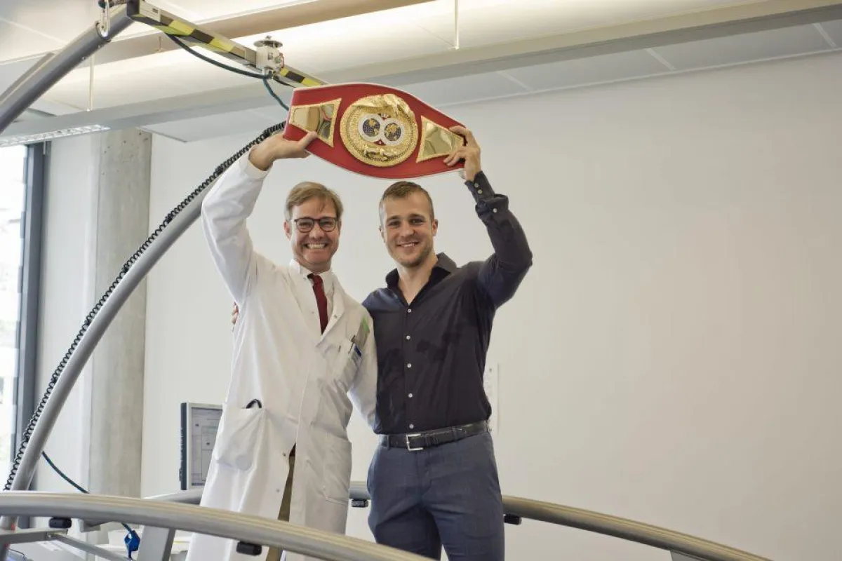 Box-Europameister Alem Begic lässt sich von Prof. Halle, Sportmedizin TU München, betreuen.