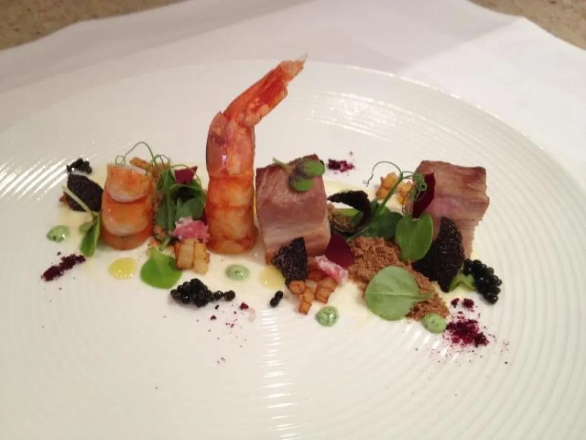 Riesengarnele:Landschwein:Mausohrsalat:Pancetta:Sylter Kartoffel:Pumpernickelstaub.