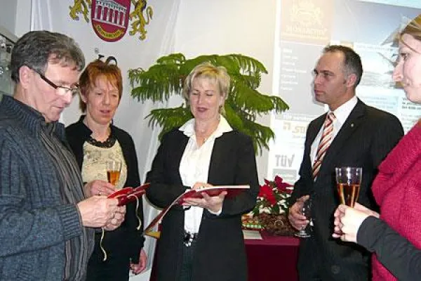 Gewinnziehung und offizielle Preisübergabe bei Monarchis in bester Stimmung Bild: Gewinnziehung und offizielle Preisübergabe bei Monarchis in bester Stimmung