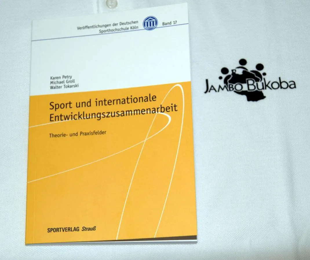Was Sport in der Entwicklungsarbeit kann, beschreibt das Buch im zweiten Teil: Kinder durch Sport stark machen