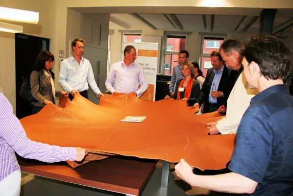 Bild: Rückblick: Den Geschmack des Leders spüren lernen - Erlebnisreihe Büro am 19.8.2010 bei Walter Knoll AG&Co.KG