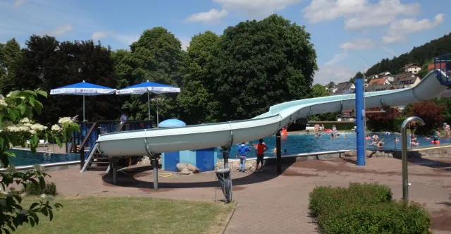 Bild: Wasserrutschenretter:in von sparda-vereint.de und Förderverein Erlebnisbad Wolfhagen gesucht!