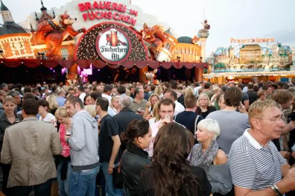 Bild: Rheinkirmes ohne Füchschen-Partyzelt - Im Jahr Eins nach der Katastrophe der Duisburger Loveparade
