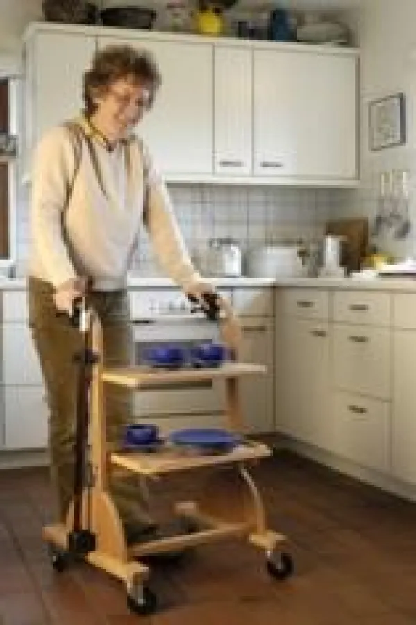 Haus-Rollator aus Holz mit Tablett und Stockhalter