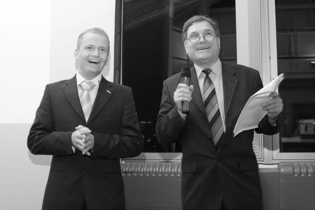 Wolfgang Zithier, Hauptgeschäftsführer der Handwerkskammer Frankfurt/Oder (v.r.), gratuliert Oliver Enderlein, Geschäftsführer der Dacapo Holzbau GmbH, zur besten Brandenburger Internetseite 2007. (Bi