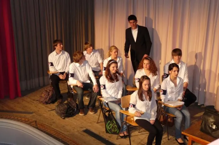 Waldbühne Sigmaringendorf spielt erneut "Die Welle" Bild: Waldbühne Sigmaringendorf spielt erneut "Die Welle"