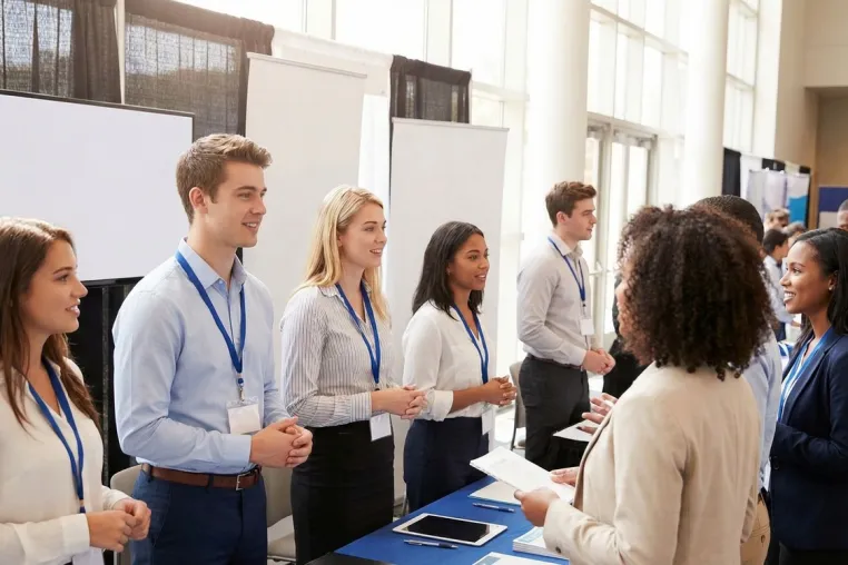 Bild: Von der Theorie zur Praxis durch Messejobs für Studenten