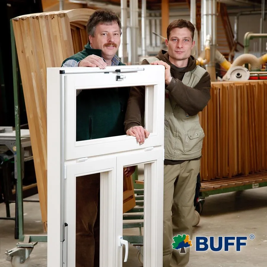 Firmenchef Ullrich Buff (li.) und Facharbeiter und Fensterspezialist Michael Schreiber