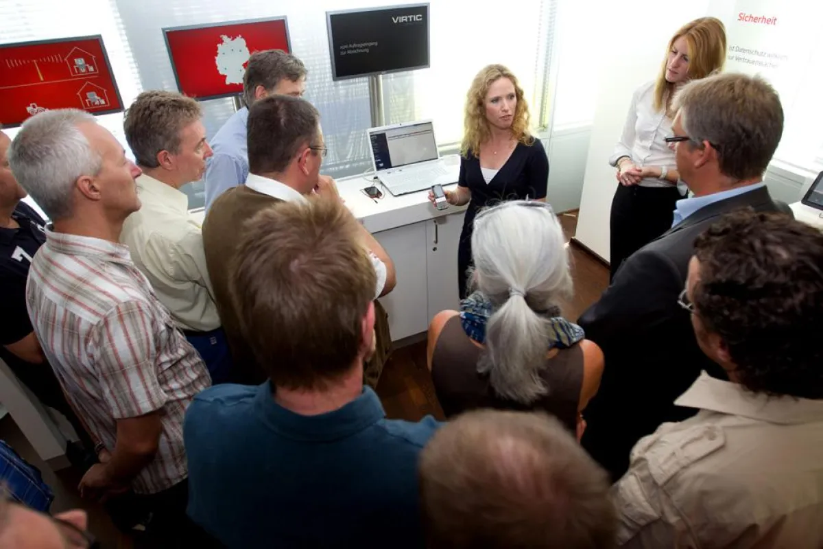 Caroline Luckenbach demonstriert virtic im Vodafone Enterprise Show Room.