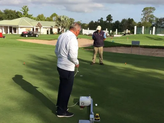 Bild: Entschlüsselt die wahren Breaks - KRAMSKI Putt-Maschine testet Dry- und Wet-Verhalten im Quick-Check