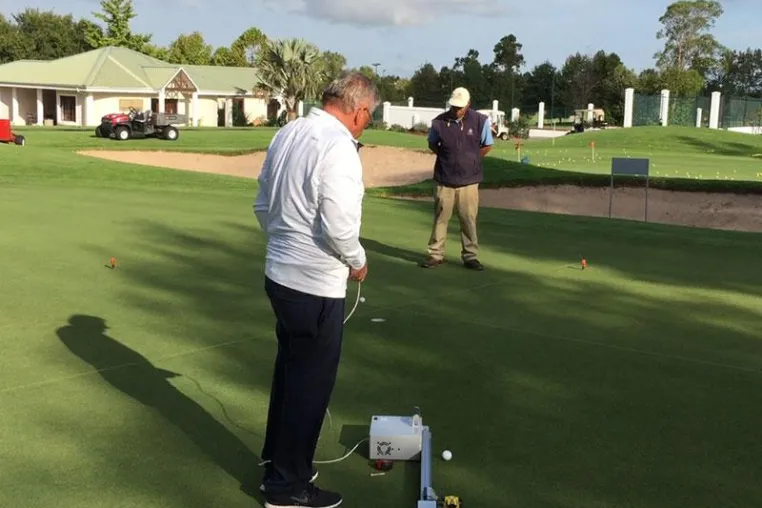 Entschlüsselt die wahren Breaks - KRAMSKI Putt-Maschine testet Dry- und Wet-Verhalten im Quick-Check Bild: Entschlüsselt die wahren Breaks - KRAMSKI Putt-Maschine testet Dry- und Wet-Verhalten im Quick-Check
