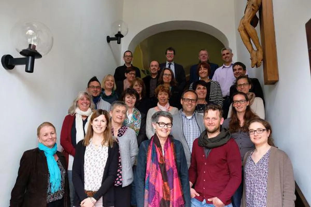 Die 25 neuen Führungskräfte der Stiftung Liebenau zusammen mit Prälat Brock (letzte Reihe, re).