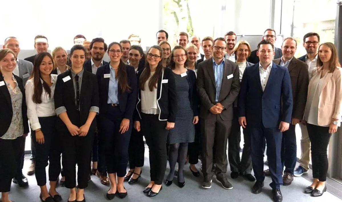 Studenten der Uni Paderborn mit Mitarbeitern und Kunden von Arvato Systems