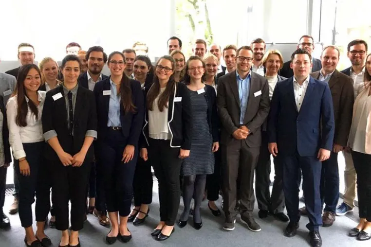 Studenten der Uni Paderborn erarbeiten mit Arvato Systems Risikostrategien Bild: Studenten der Uni Paderborn erarbeiten mit Arvato Systems Risikostrategien
