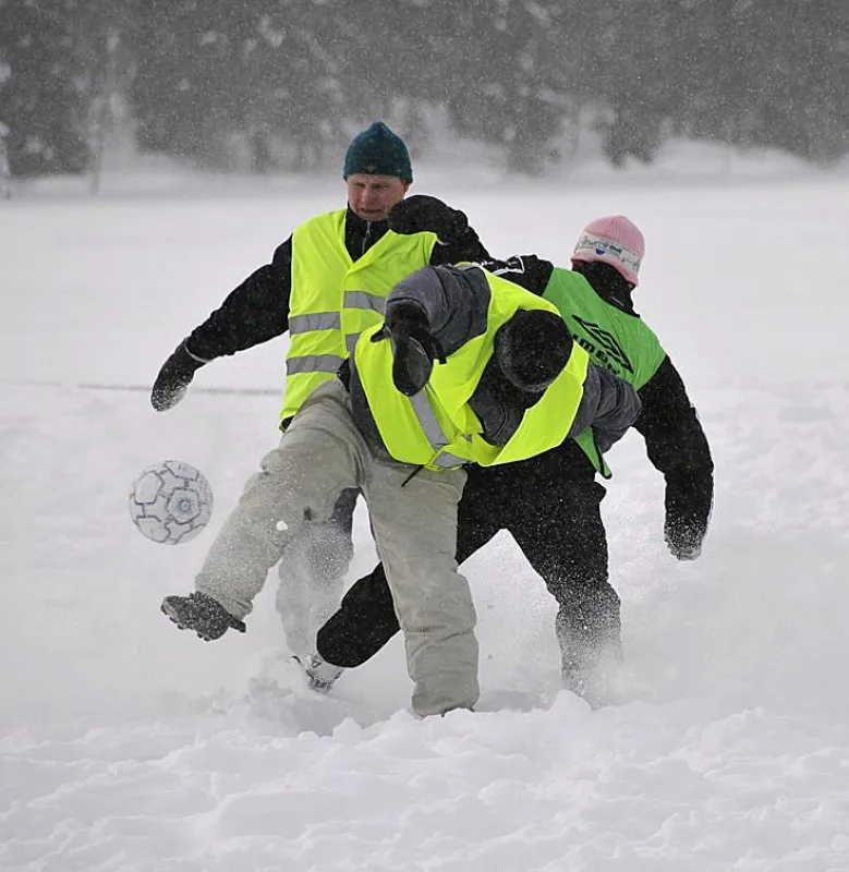 Beim Schnee-Fußball brauchen Sieger starken Schneegrip, beim Autofahren geben Winterreifen mit festerem Schneegrip hohe Sicherheit      Foto: Nokian Tyres