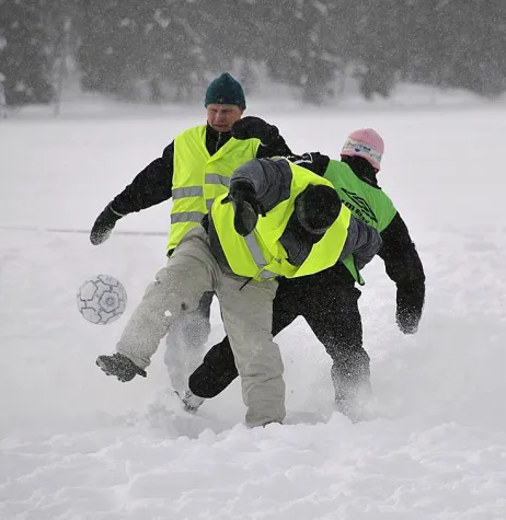 Bild: Schnee-Fußball-Weltmeisterschaft und Autos: Der stärkste Grip siegt