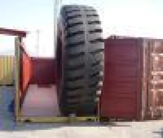 Bild: Monsterreifen passen in keinen Container