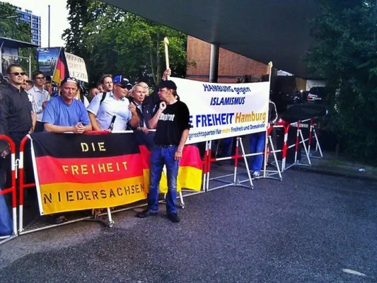 Bild: erfolgreiche Protestkundgebung gegen den Islamisten Pierre Vogel in Hamburg am 9.7.2011