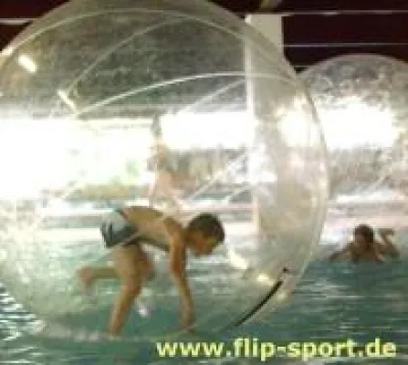 Bild: Superspaß in Jumbo Walking Bällen