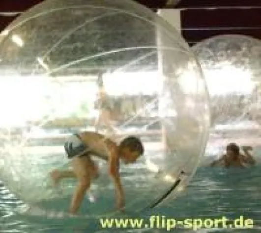 Bild: Superspaß in Jumbo Walking Bällen