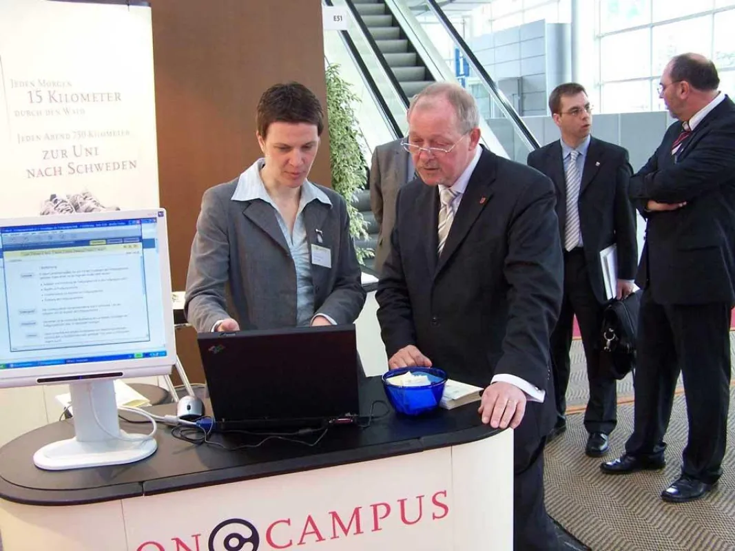 Schleswig-Holsteins Finanzminister Rainer Wiegard läßt sich bei der oncampus die Möglichkeiten und Chancen des Online-Lernens zeigen.