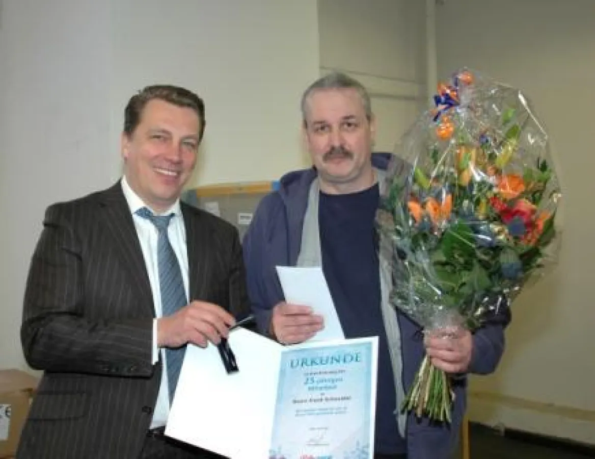 Geschäftsführer Sascha Blodau mit Jubiliar Frank Schneider