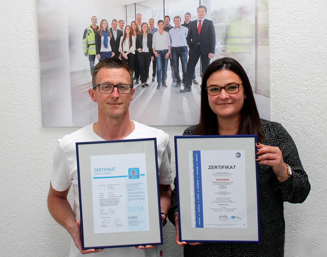 Bereichsleiter Kurfiß u. Prozessmanagerin Arapis freuen sich über erneute FUMO-/ISO-Zertifizierung.