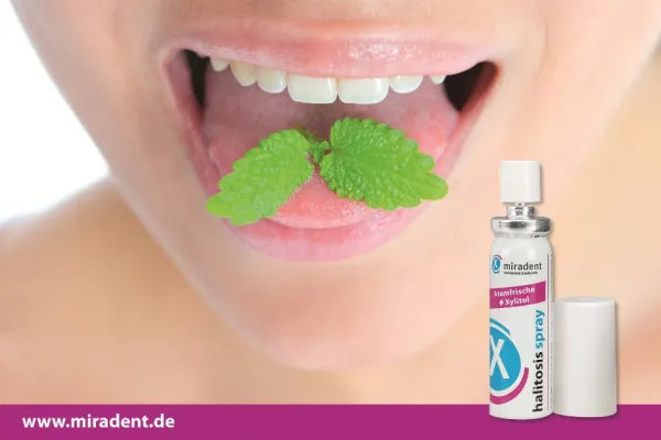 Bild: Mundgeruch – ziehen Sie einen Schlussstrich. Das neue miradent halitosis spray - Der Frischekick für unterwegs