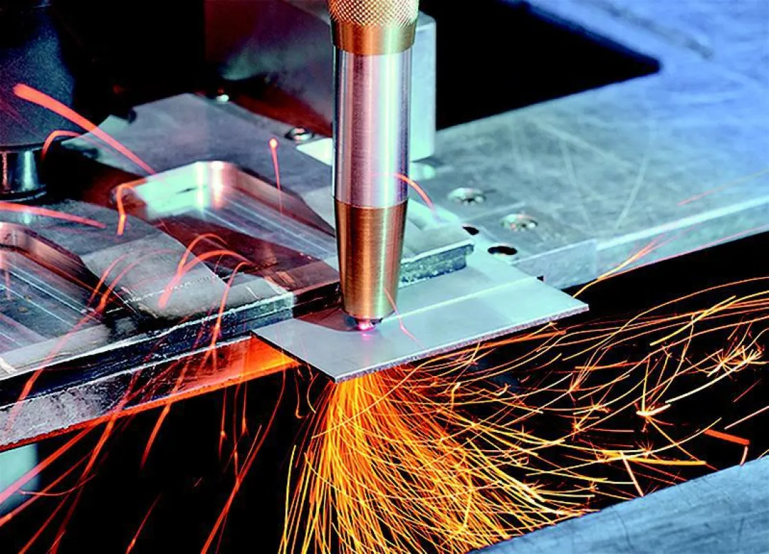 Bild1: Der Laser-Schneidkopf mit Wasserkühlung und Schutzgaszufuhr kann dank Diamantoptik 90% leichter ausgeführt werden. (© Fraunhofer ILT, Aachen.)