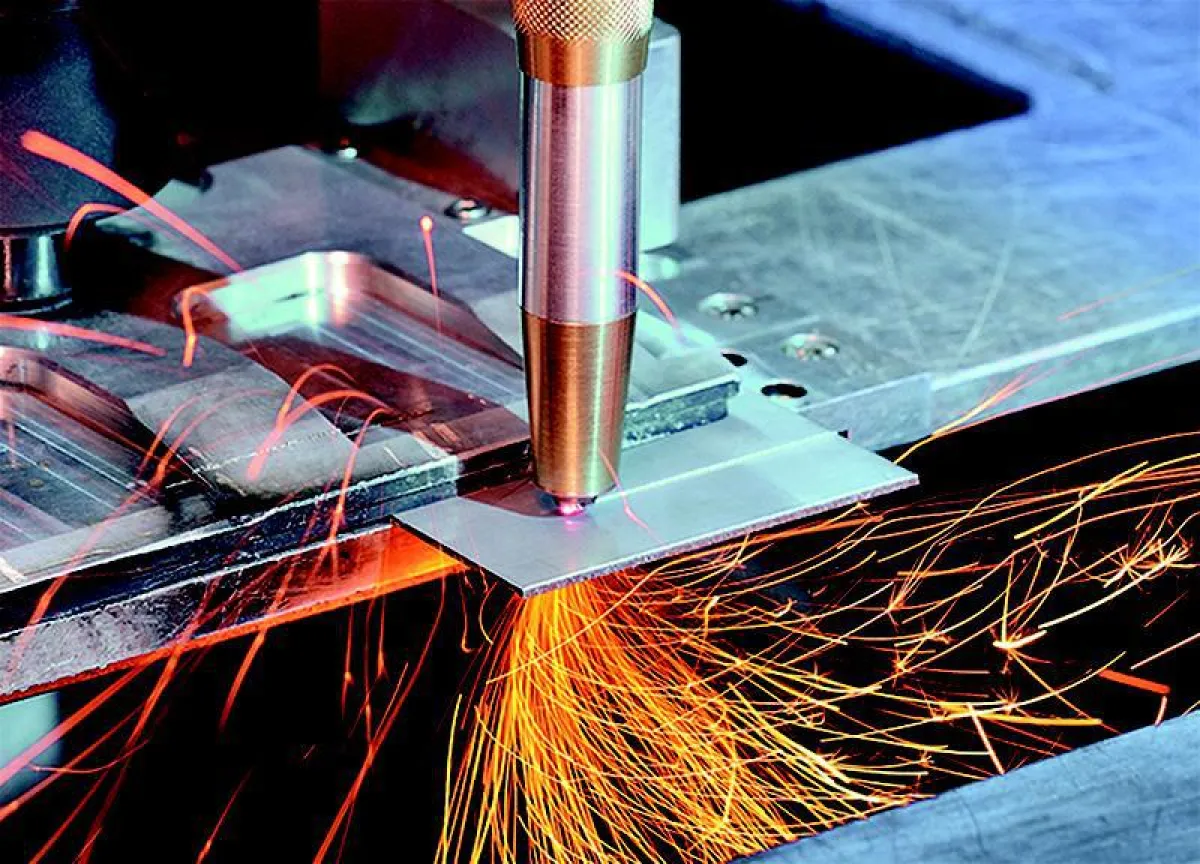 Bild1: Der Laser-Schneidkopf mit Wasserkühlung und Schutzgaszufuhr kann dank Diamantoptik 90% leichter ausgeführt werden.  (© Fraunhofer ILT, Aachen.)