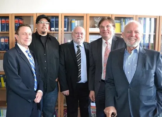 Bild: HdWM: Lakota-Häuptling und Prof. Dr. Ernst U. von Weizsäcker führen Diskussion über Nachhaltigkeit