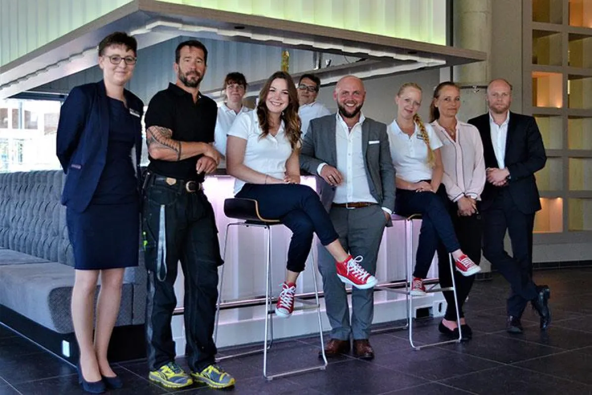 General Manager Sebastian Fissenewert (re.) mit einem Teil seines Teams.