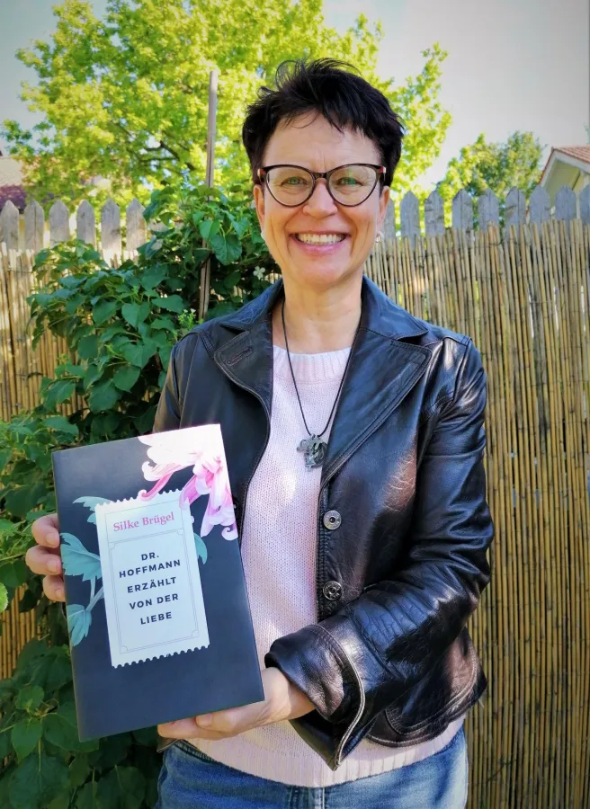 Die Autorin Silke Brügel mit ihrem zweiten Buch 