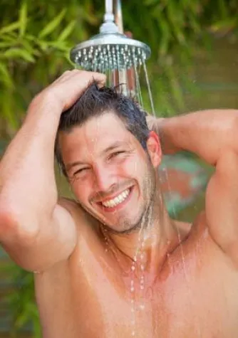 Bild: Warmduschen im Garten