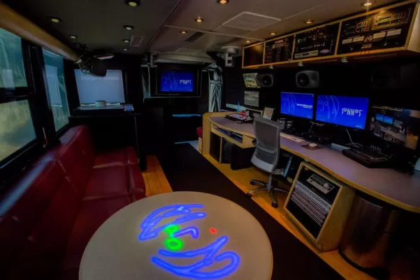 Bild: Sonnet stattet John Lennon Educational Tour Bus mit neuester Thunderbolt 2-Technologie aus